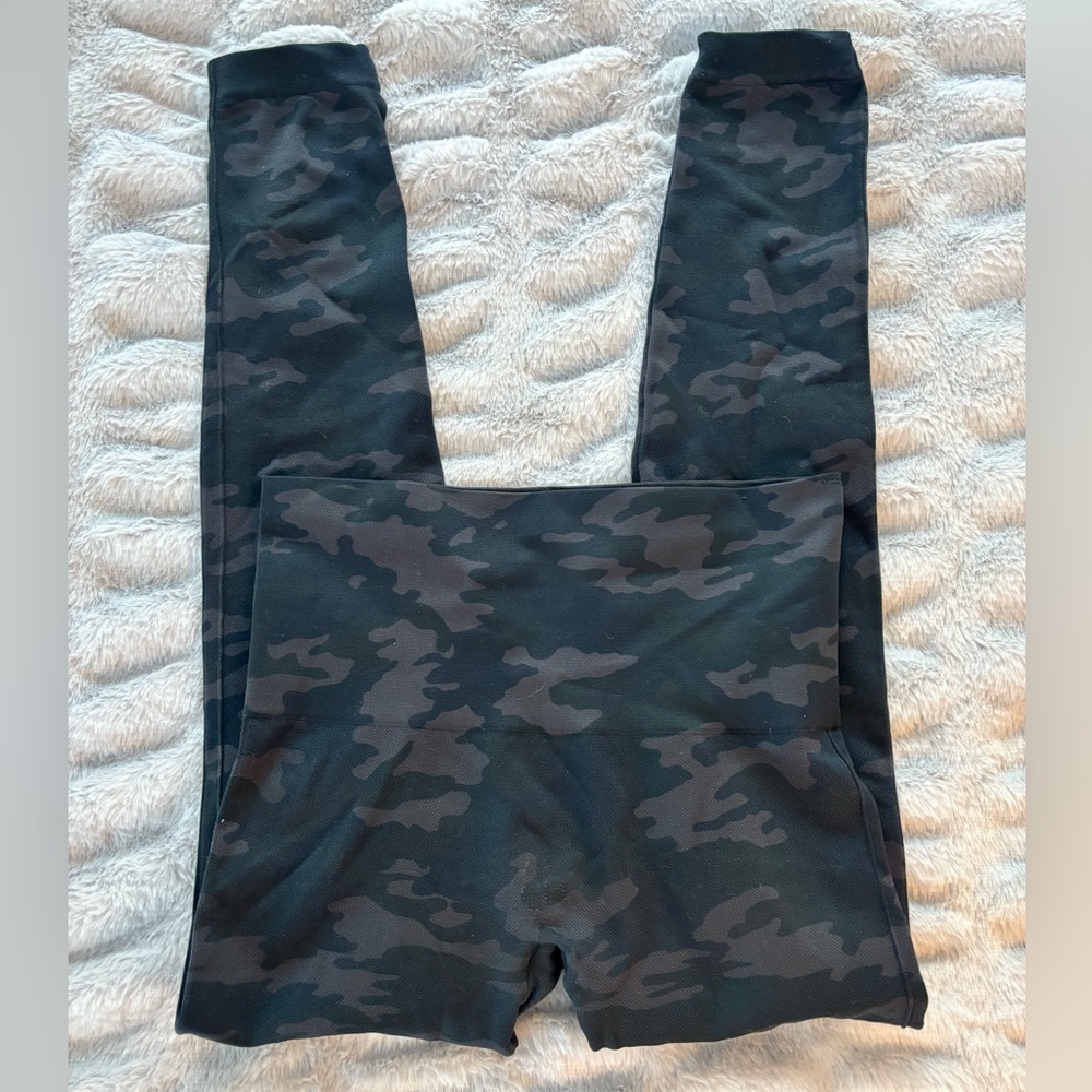 SPANX Look At Me Now Seamless Camo Green and Black Leggings